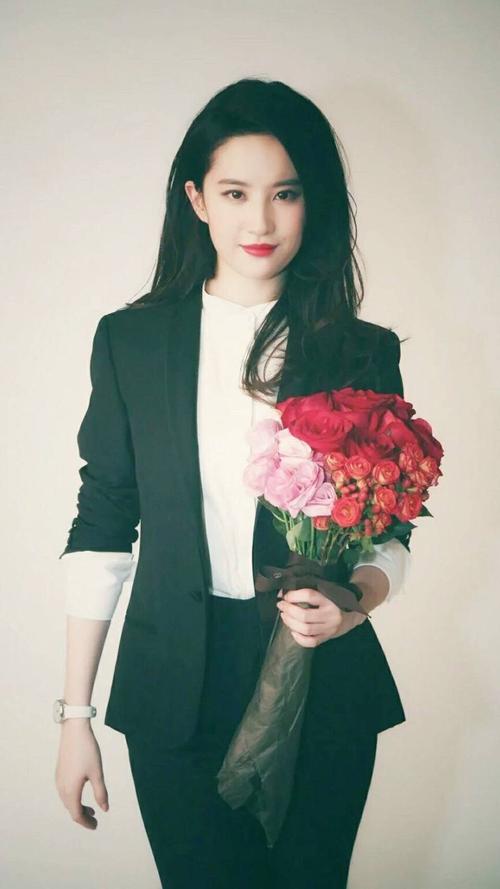 刘亦菲手捧鲜花图片？刘亦菲手捧鲜花图片是什么意思？
